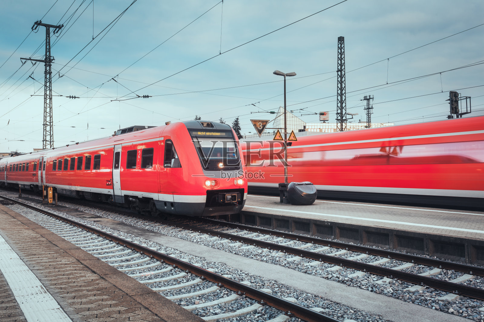 火车站有现代化的红色客运列车。工业景观照片摄影图片