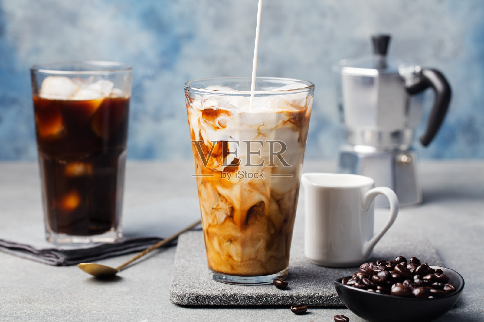 冰咖啡在一个高脚杯和奶油倒照片摄影图片