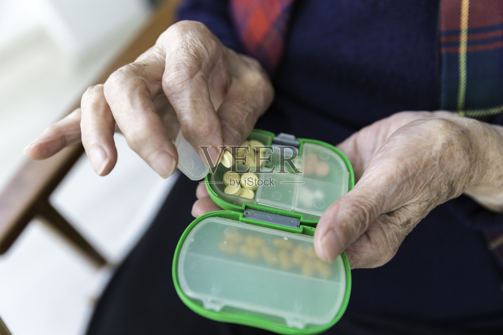 年迈的土耳其妇女从药箱里取药照片摄影图片