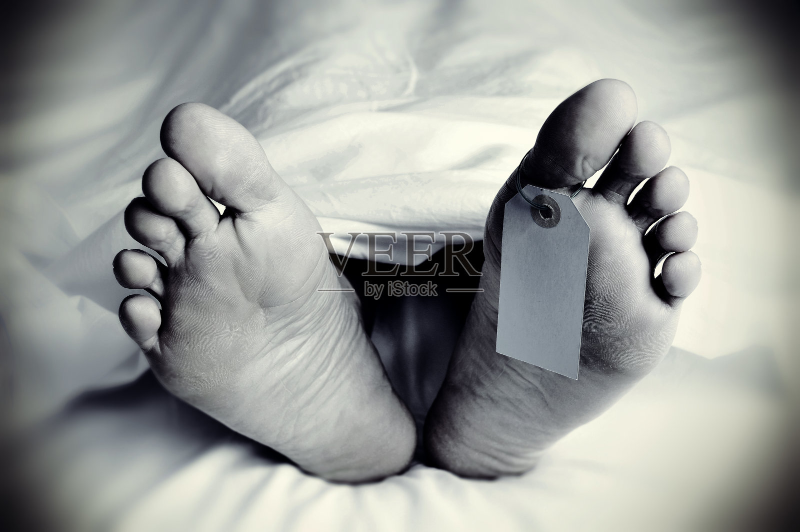 一具脚趾上空白标签的尸体，黑白的照片摄影图片
