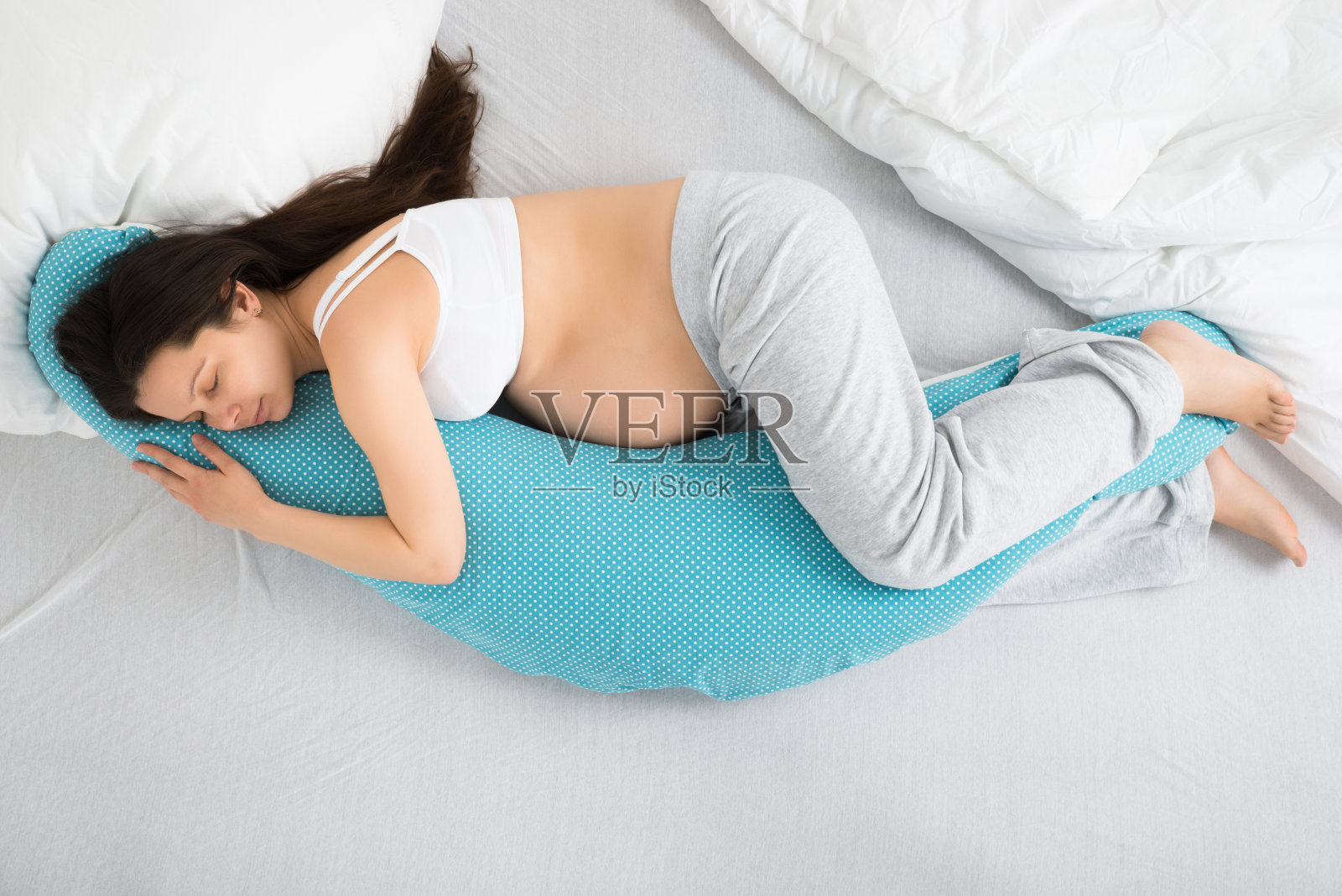 睡在床上的孕妇照片摄影图片