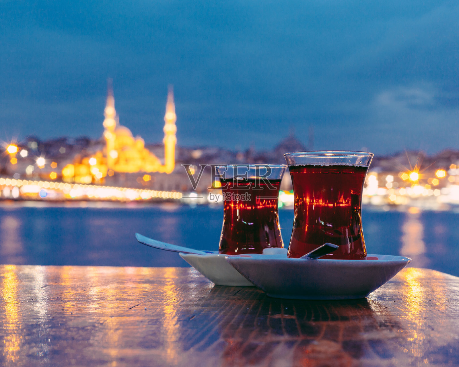 以伊斯坦布尔为背景的典型土耳其茶照片摄影图片