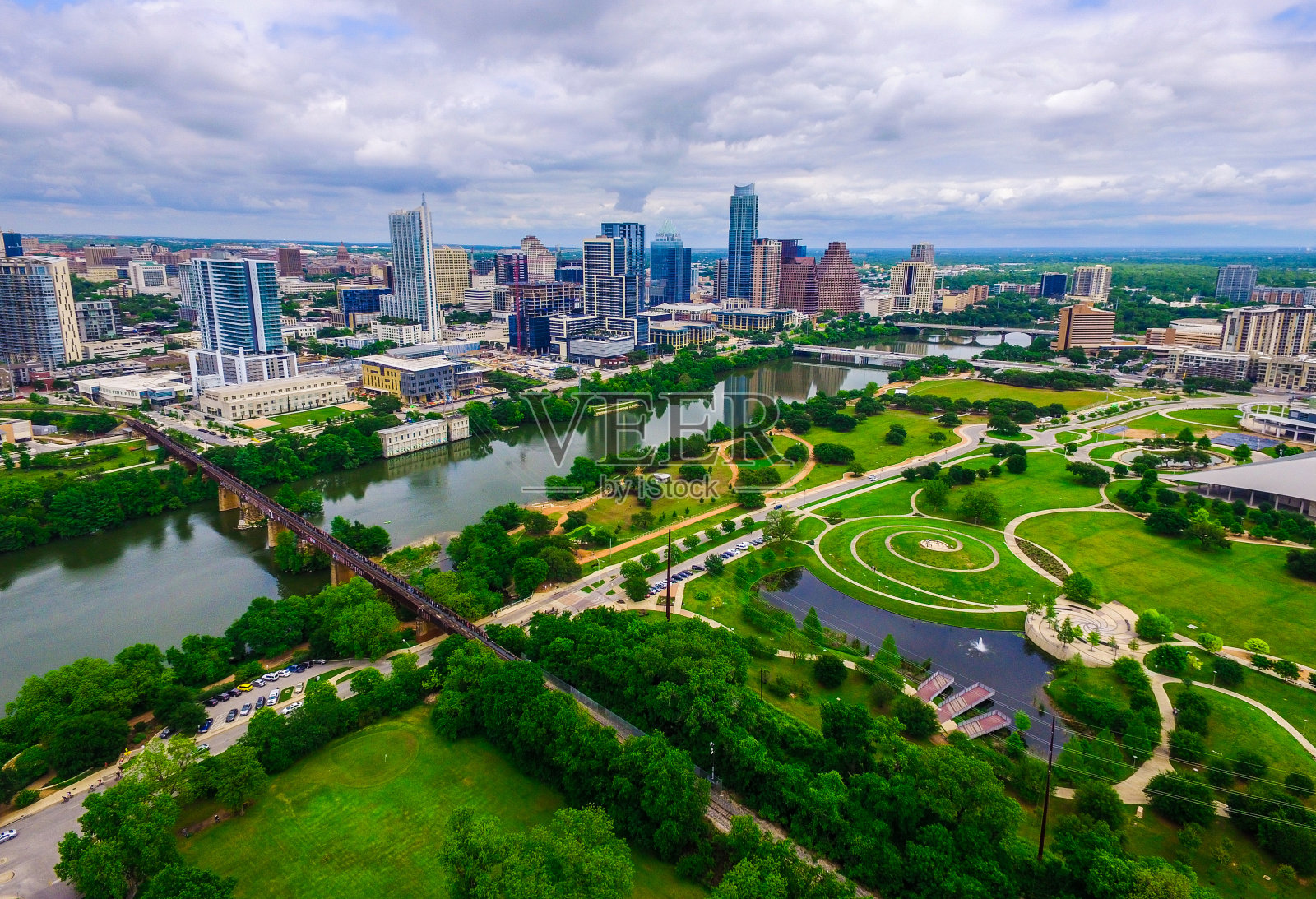 空中俯瞰奥斯汀德克萨斯绿色现代城市遇见自然照片摄影图片