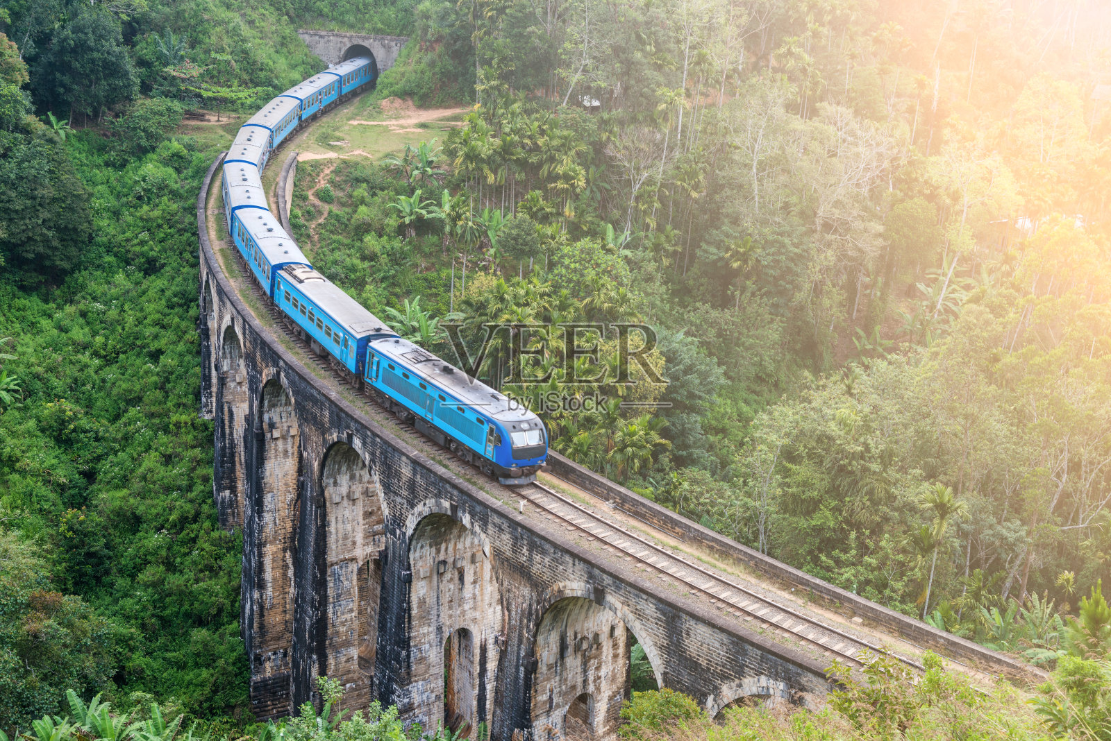 火车过桥照片摄影图片