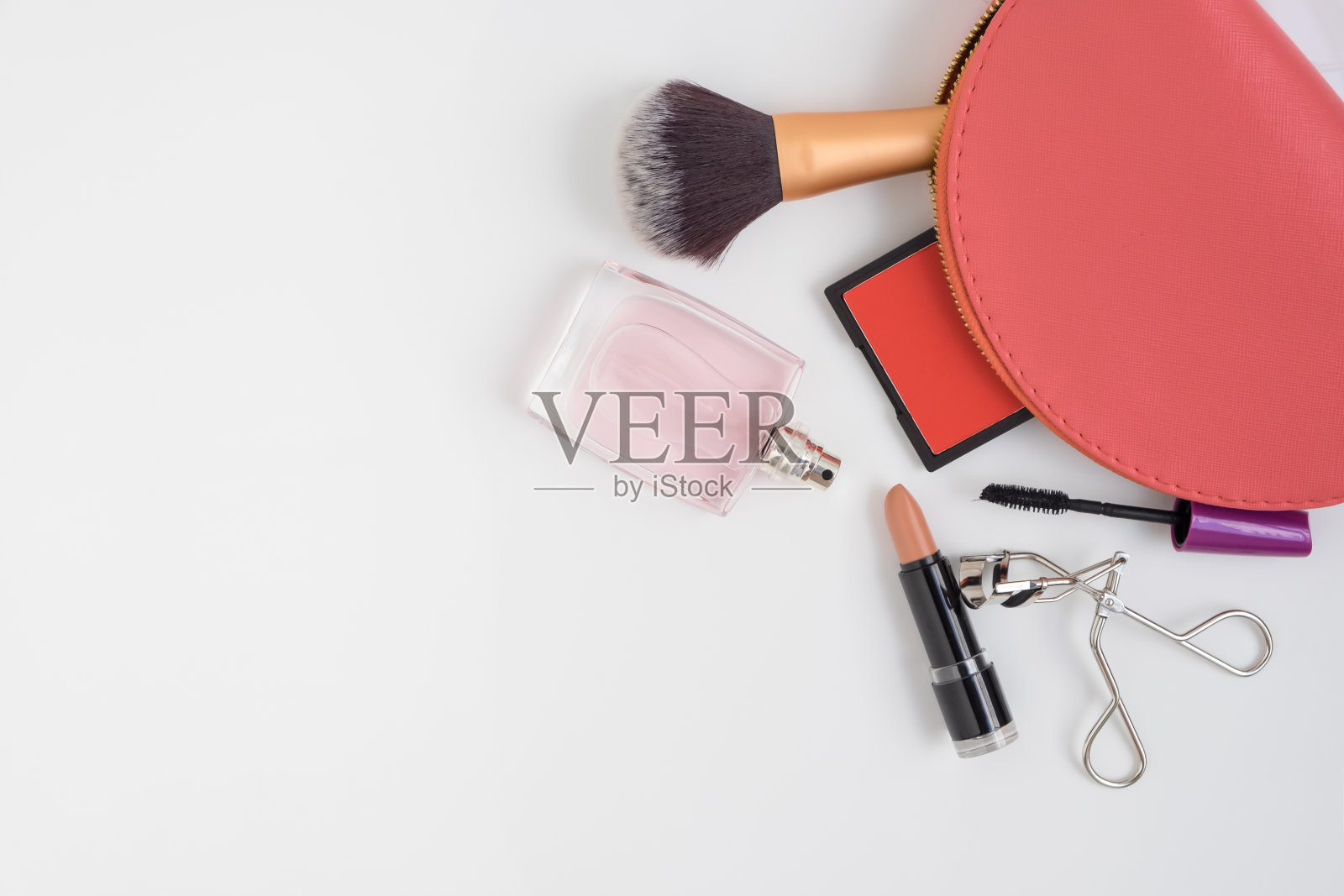 俯视图粉色化妆包和化妆产品照片摄影图片