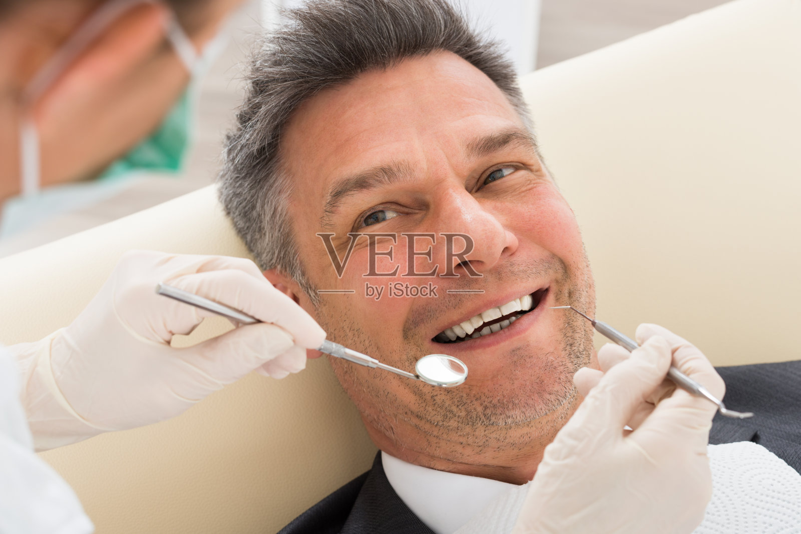 一名男子正在诊所检查牙齿照片摄影图片