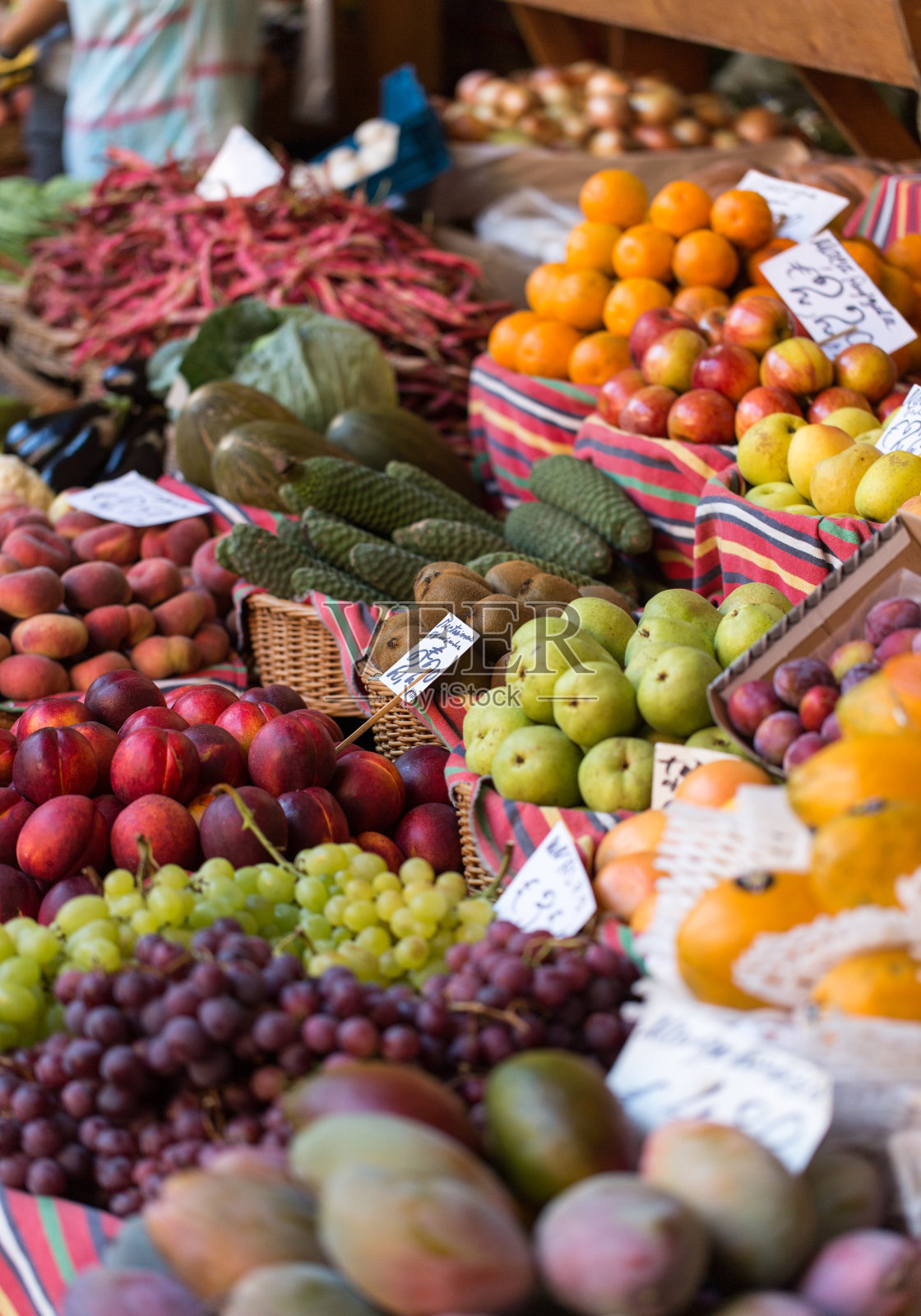 新鲜的异国水果在农贸市场。Funchal照片摄影图片