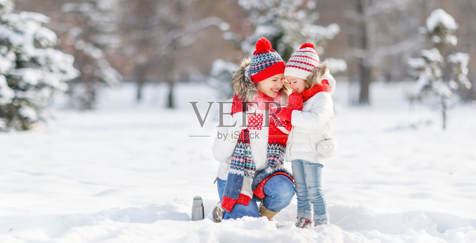 幸福的家庭妈妈和孩子在冬天散步喝茶照片摄影图片