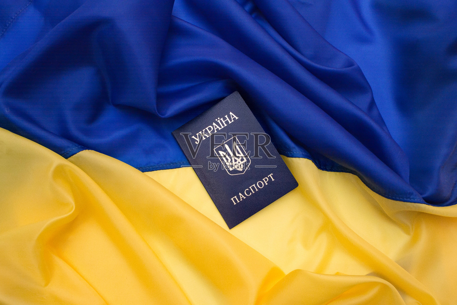 印有乌克兰国旗的乌克兰护照。照片摄影图片