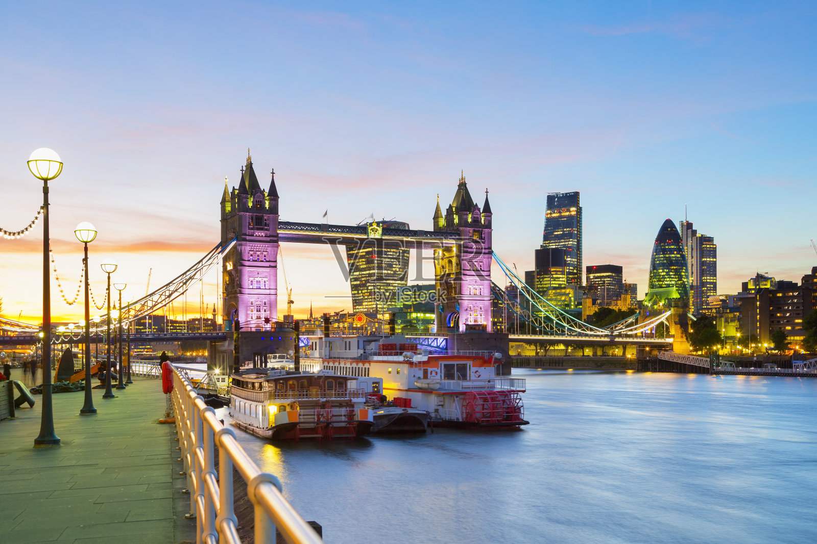 伦敦塔桥和金融区的黄昏景观照片摄影图片