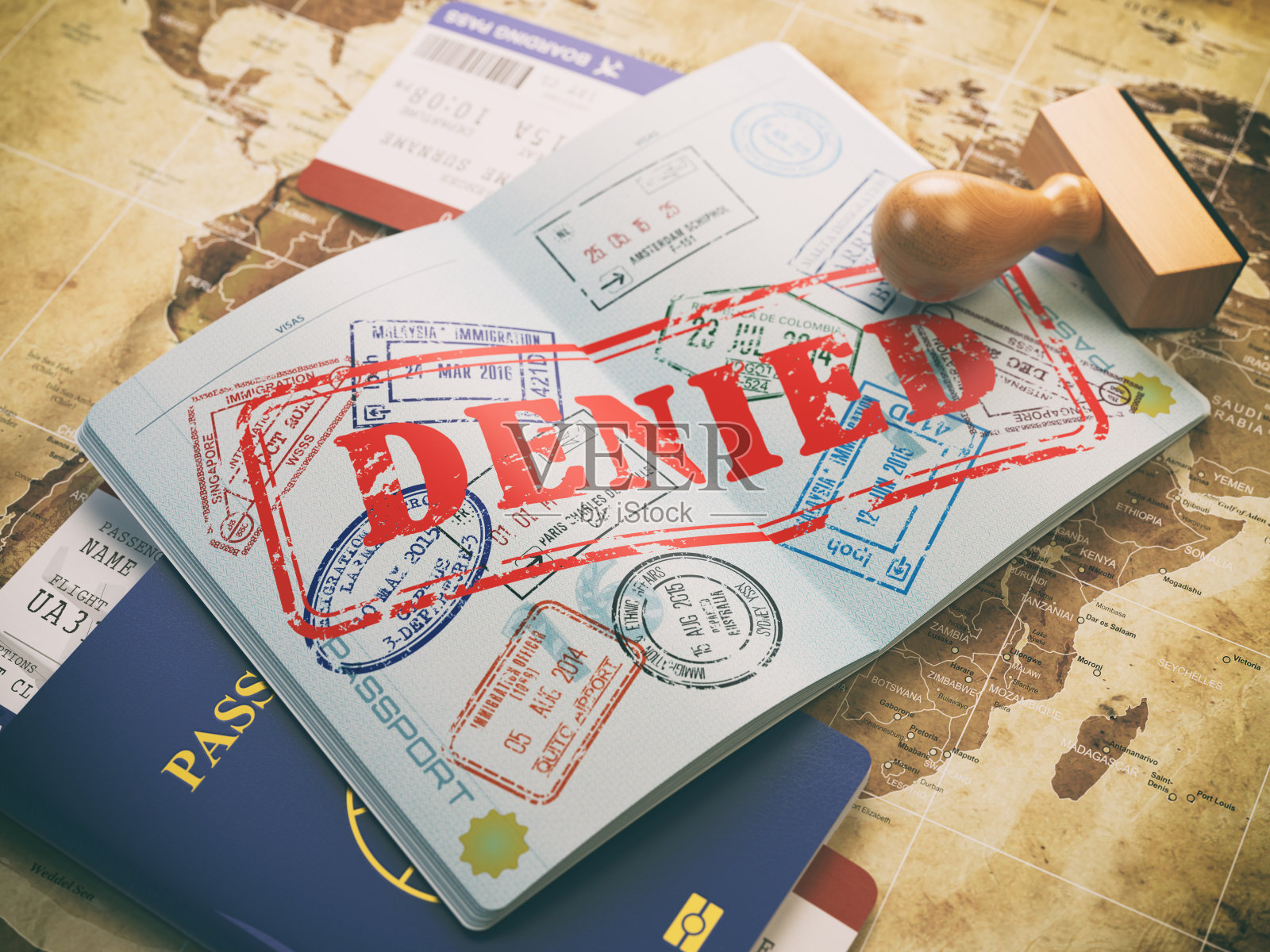 在世界地图上盖有拒签印章的护照照片摄影图片