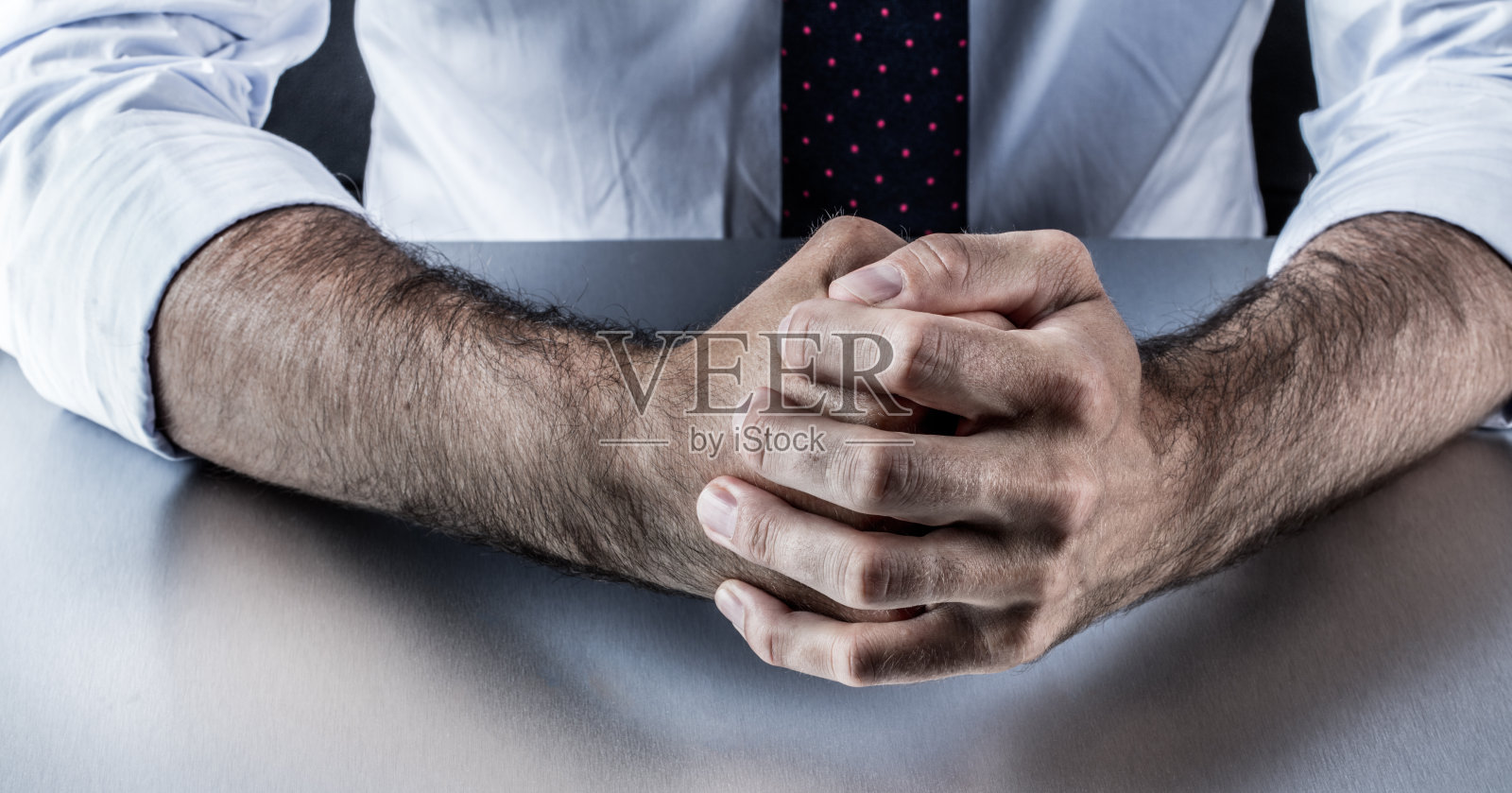 固执的商人用拳头对付公司里的肢体语言照片摄影图片