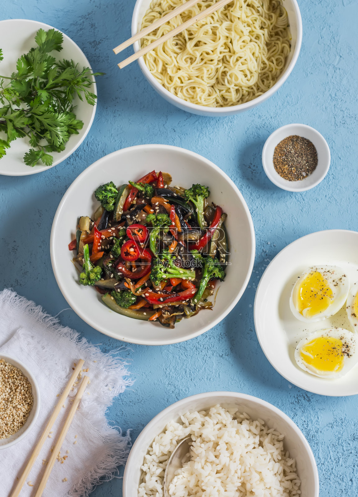 亚洲风格的午餐-面条，米饭，炒蔬菜照片摄影图片