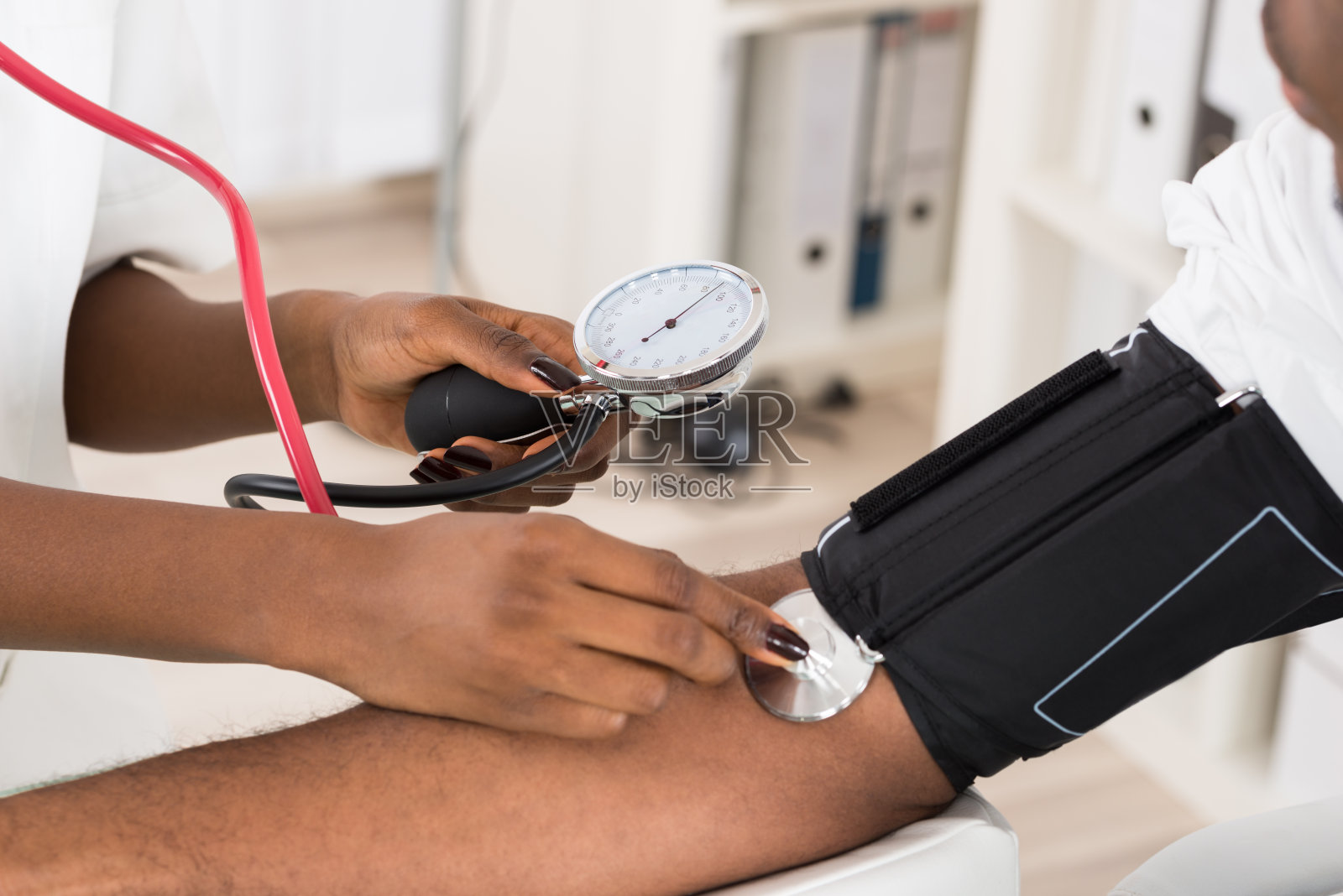 医生测量病人的血压照片摄影图片