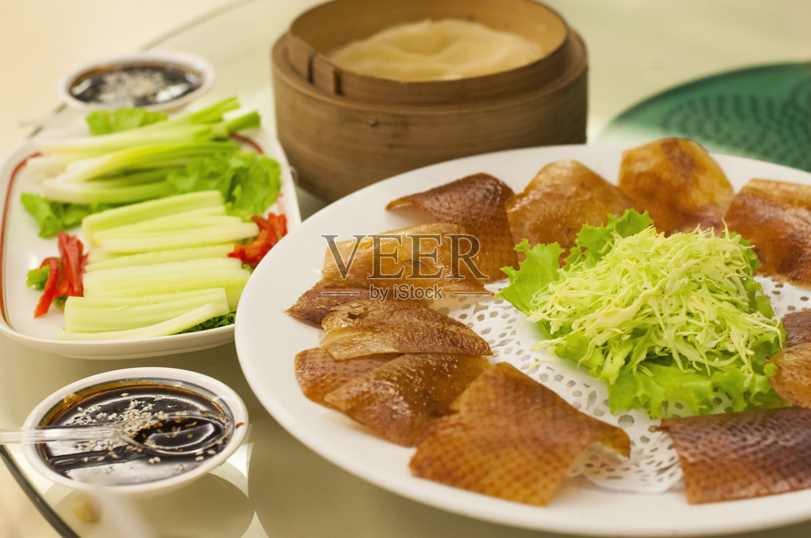 在中国餐馆里吃北京烤鸭照片摄影图片