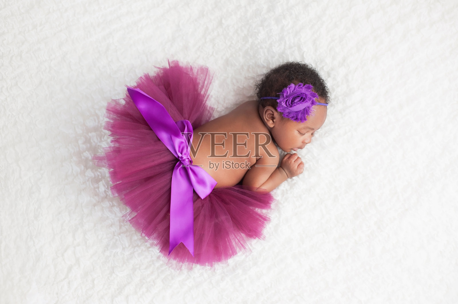 刚出生的小女孩穿着紫色的芭蕾舞裙照片摄影图片
