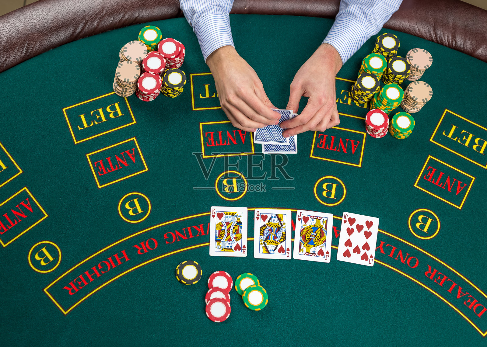扑克玩家与扑克牌和筹码的特写照片摄影图片