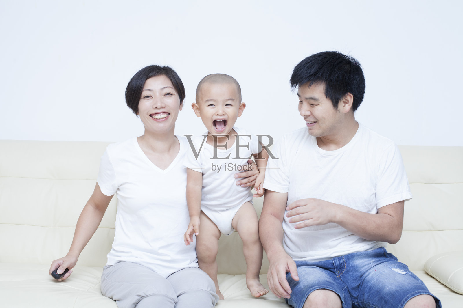 幸福的中国家庭坐在沙发上照片摄影图片