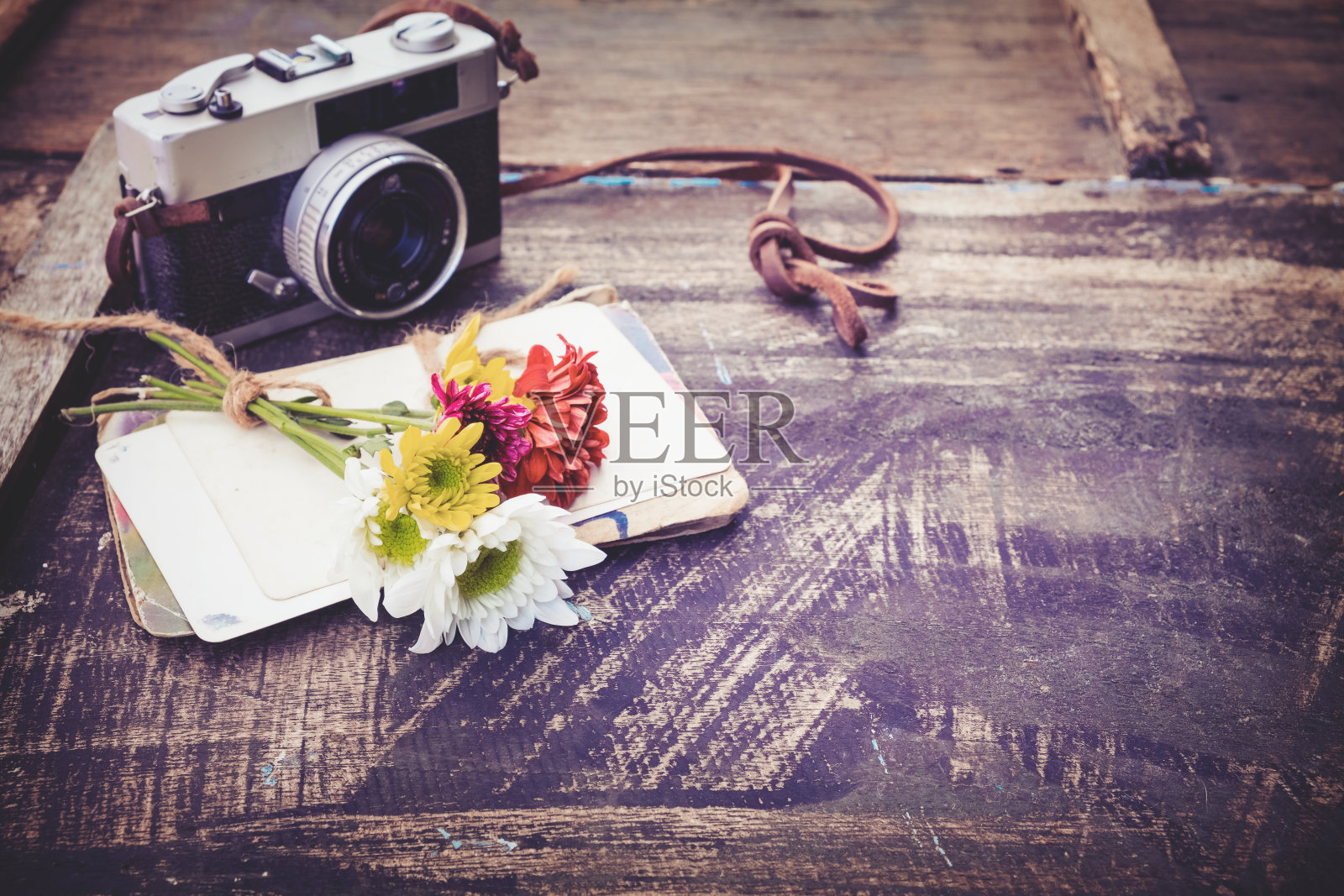 老式相机和一束鲜花照片摄影图片
