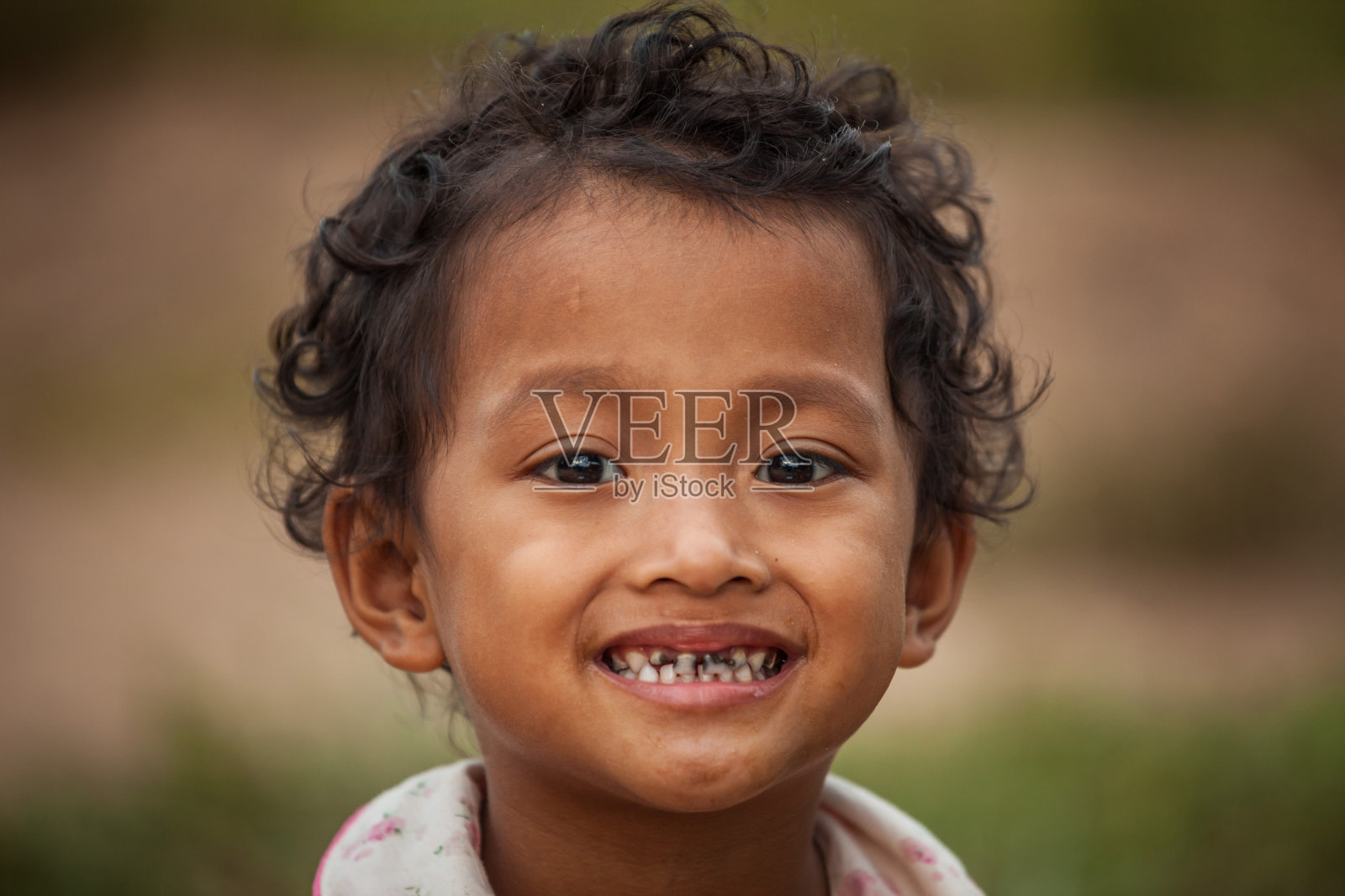 微笑的亚洲贫穷女孩在泰国的肖像照片摄影图片