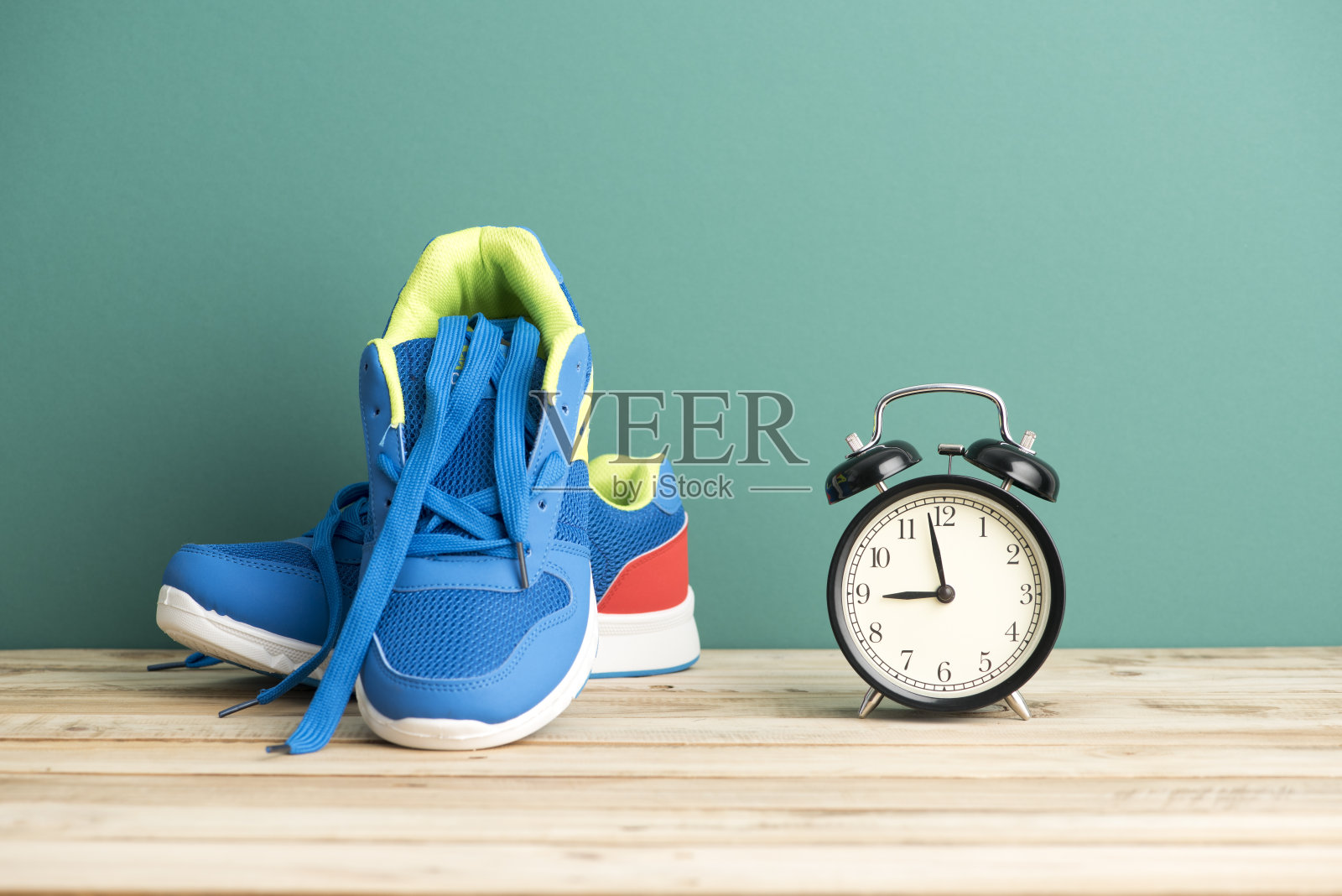 时钟和运动鞋-健身概念照片摄影图片