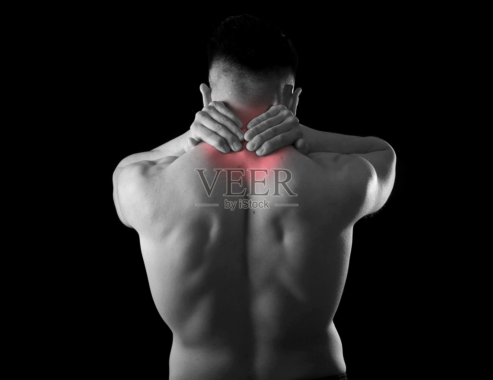 男子抱着酸痛的颈部按摩颈部部位遭受身体疼痛照片摄影图片