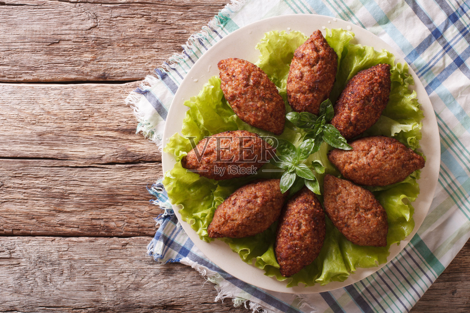 阿拉伯菜:肉类开胃杂烩在盘子上的特写照片摄影图片