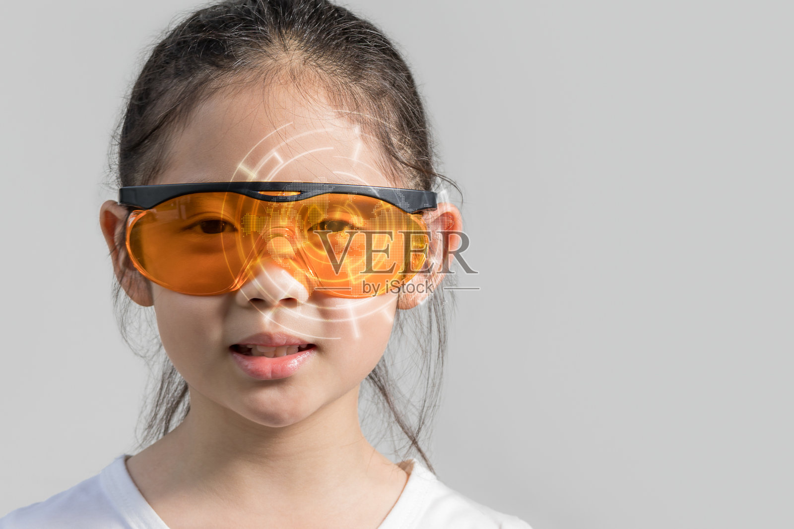 儿童佩戴未来智能眼镜设备显示数字信息在增强现实概念照片摄影图片