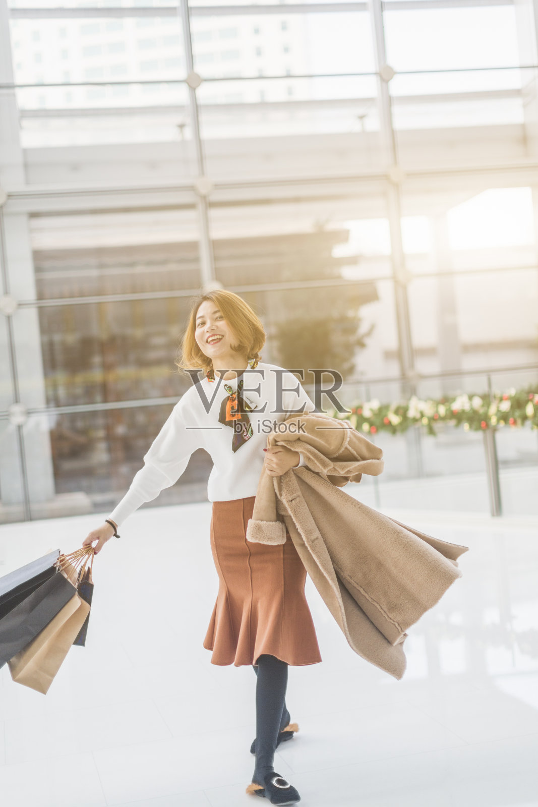 美丽的女人享受购物之旅照片摄影图片