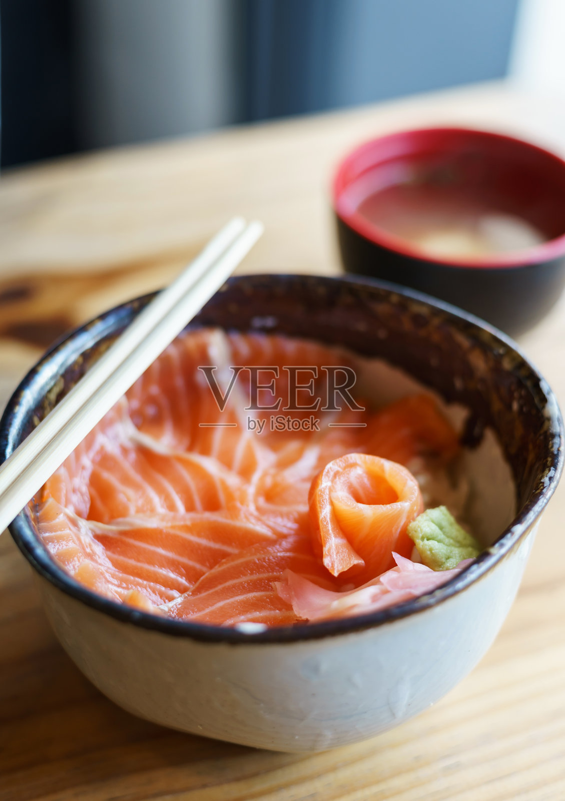 三文鱼寿司配味噌汤放在木桌上照片摄影图片
