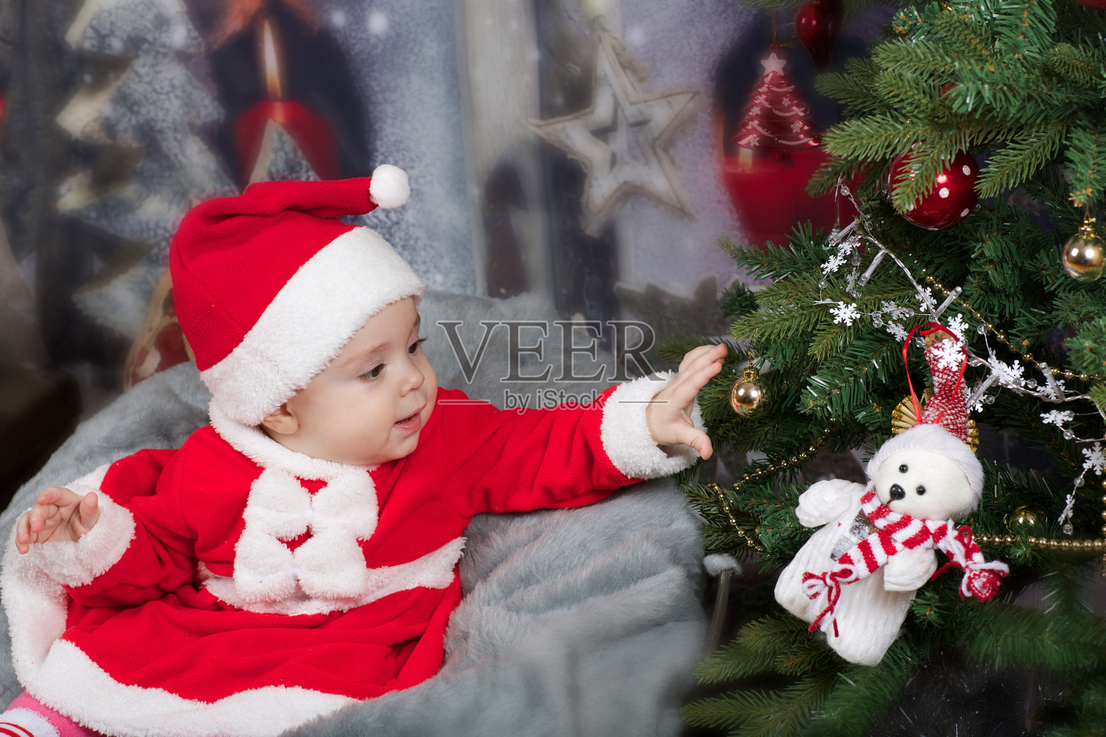 女婴和圣诞树照片摄影图片