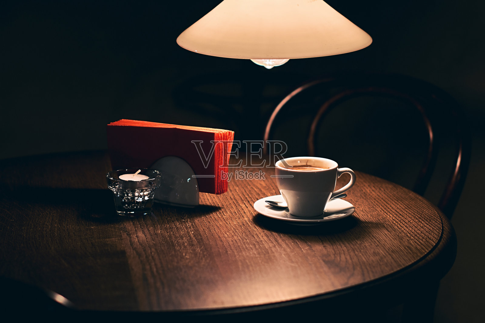 深色的复古咖啡桌上放着一杯咖啡照片摄影图片