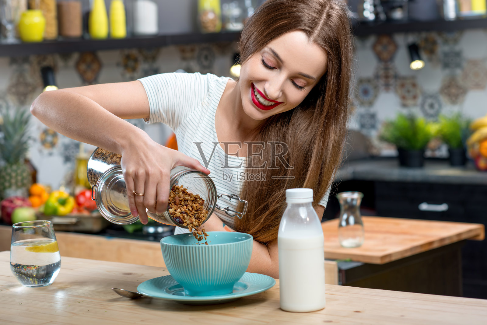 厨房里吃麦片早餐的女人照片摄影图片