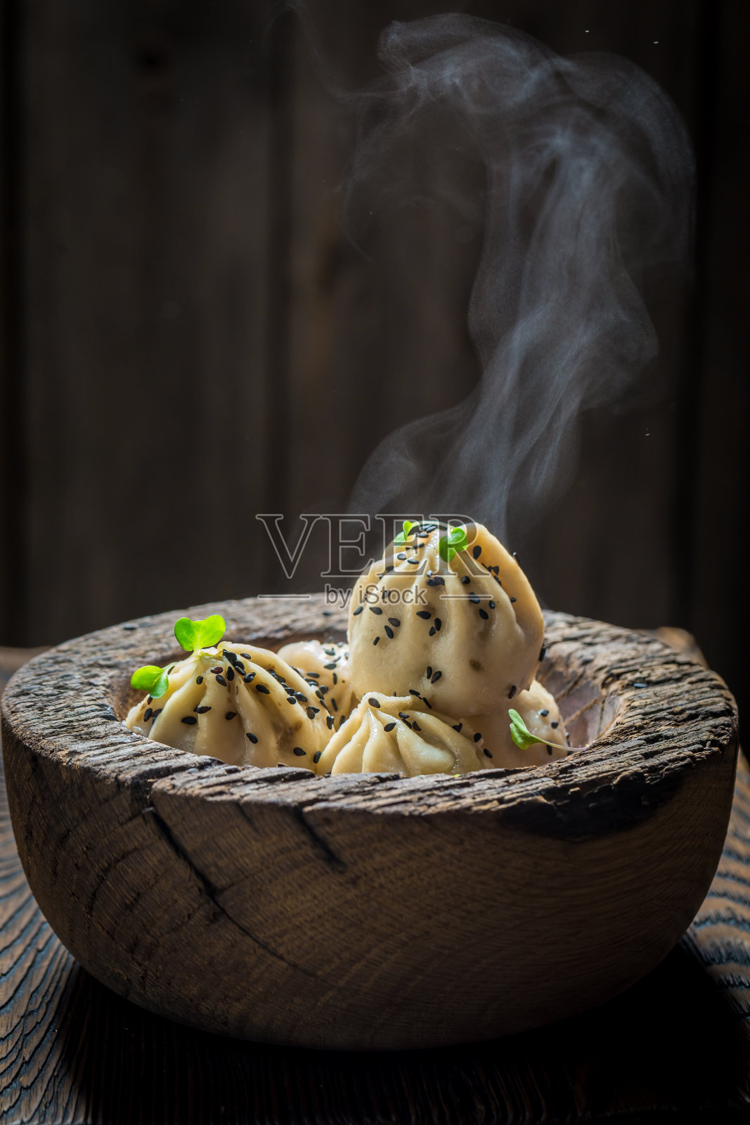 享受你的木碗螳螂饺子照片摄影图片