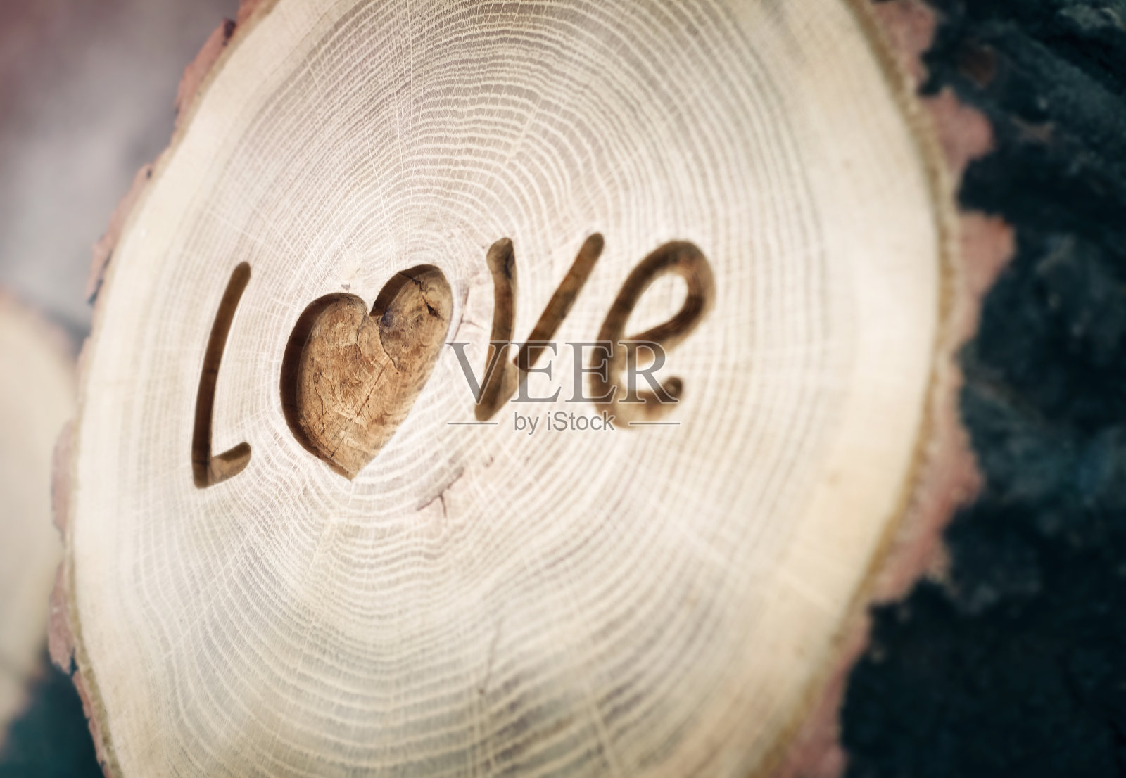 木雕。铭文的爱。心的象征。设计背景照片摄影图片