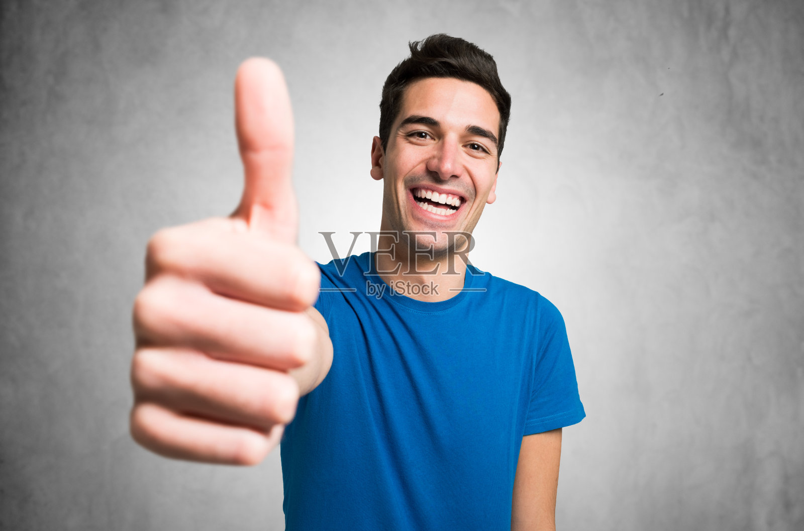 快乐微笑的男人竖起大拇指照片摄影图片