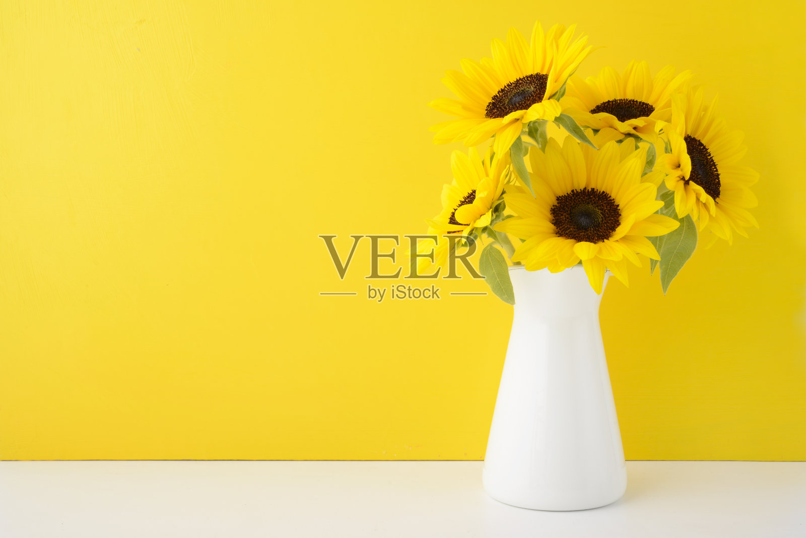 花瓶里的向日葵背景图片素材