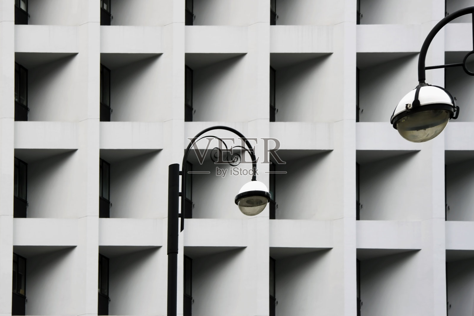 街灯对抗现代抽象城市建筑。详细的几何黑照片摄影图片