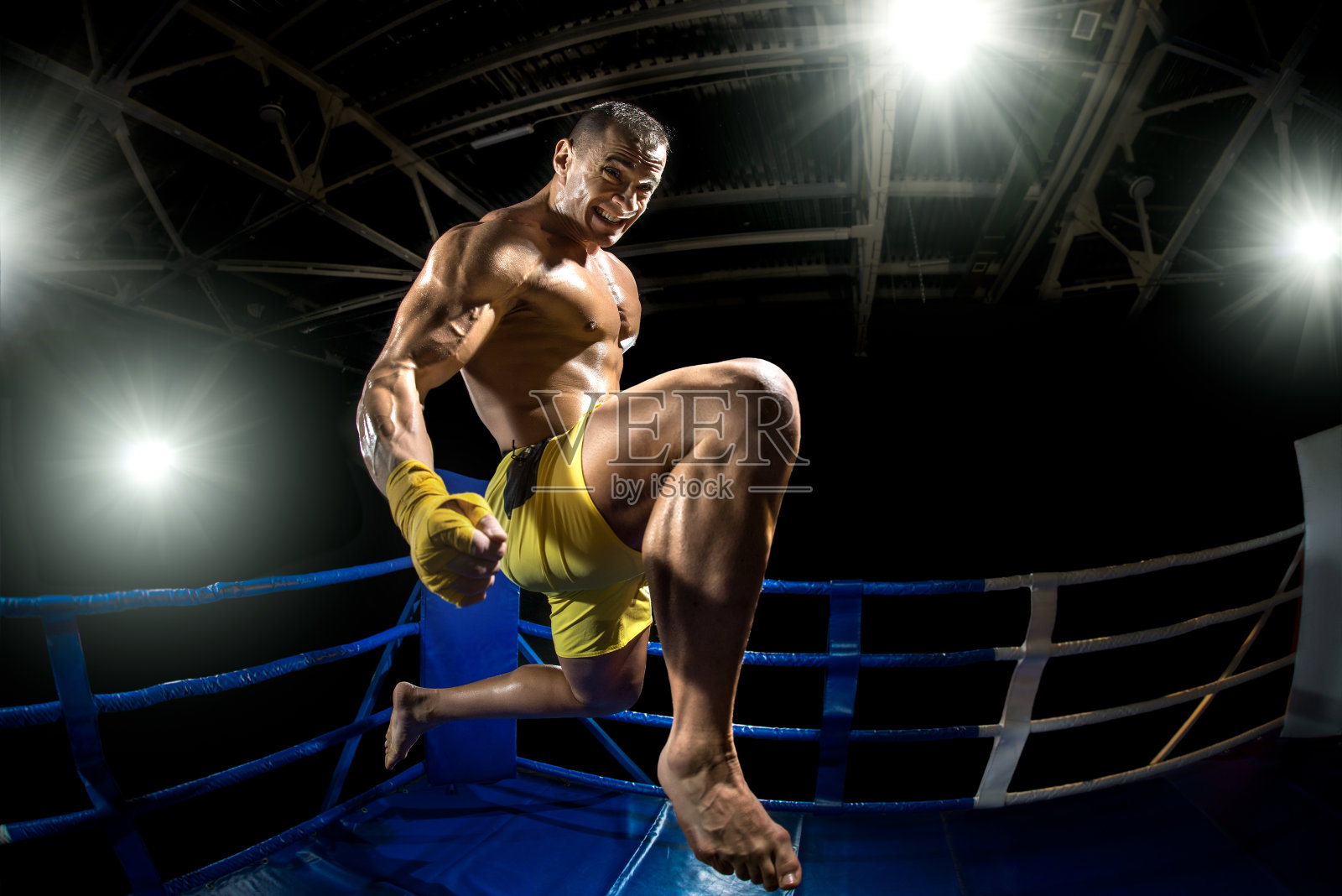 泰国拳击手在拳击圈，跳和踢照片摄影图片