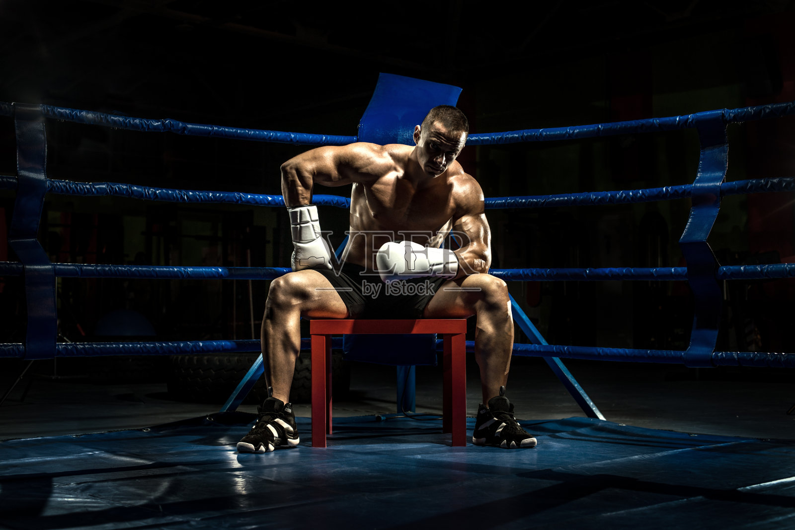 拳击手在拳击台上，疲惫的暂停照片摄影图片