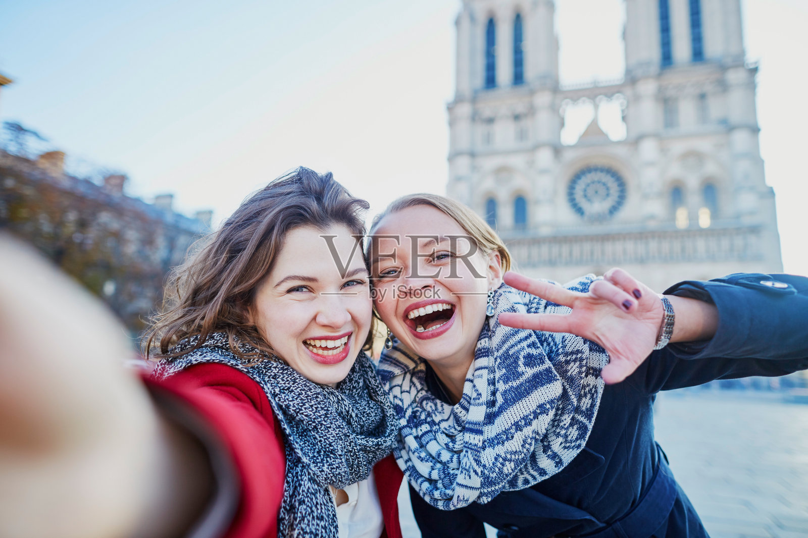 两个小女孩在巴黎圣母院附近自拍照片摄影图片