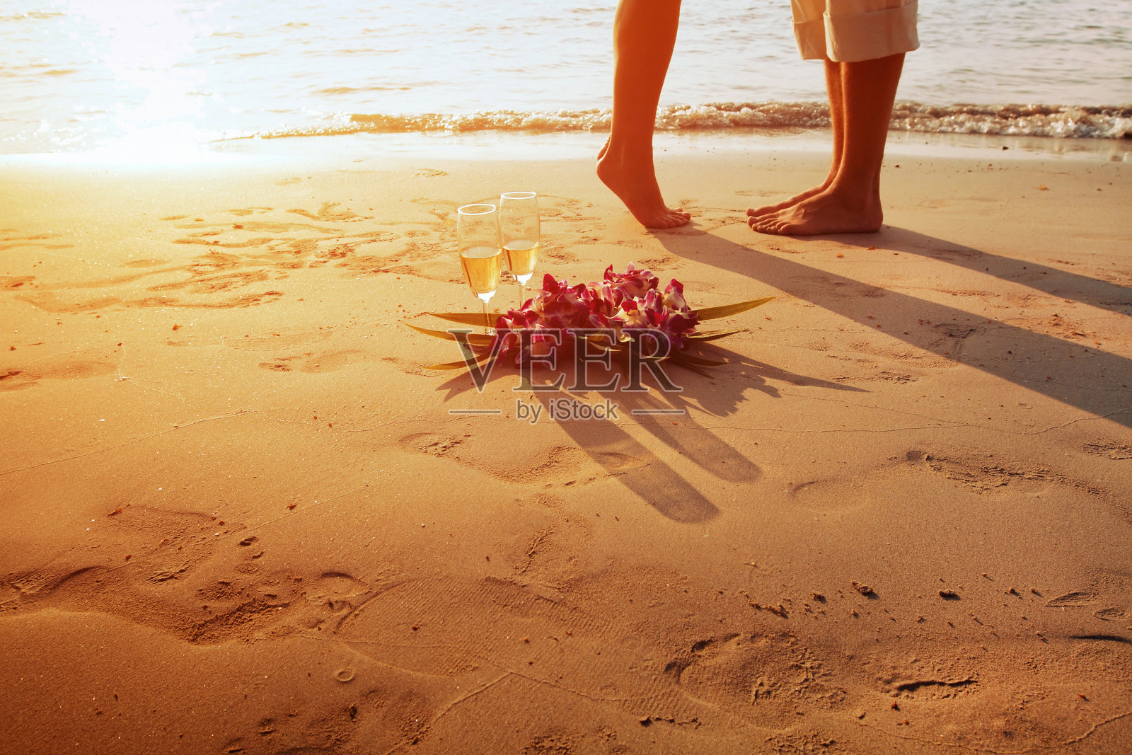 沙滩上的婚礼，浪漫情侣的脚照片摄影图片