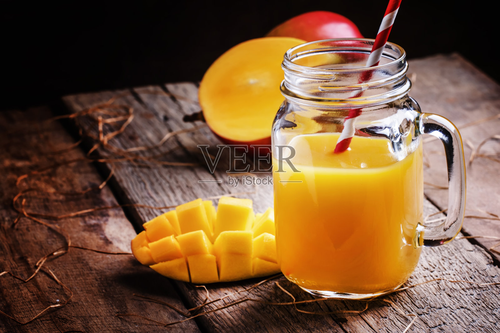 芒果汁在一个大玻璃罐里照片摄影图片