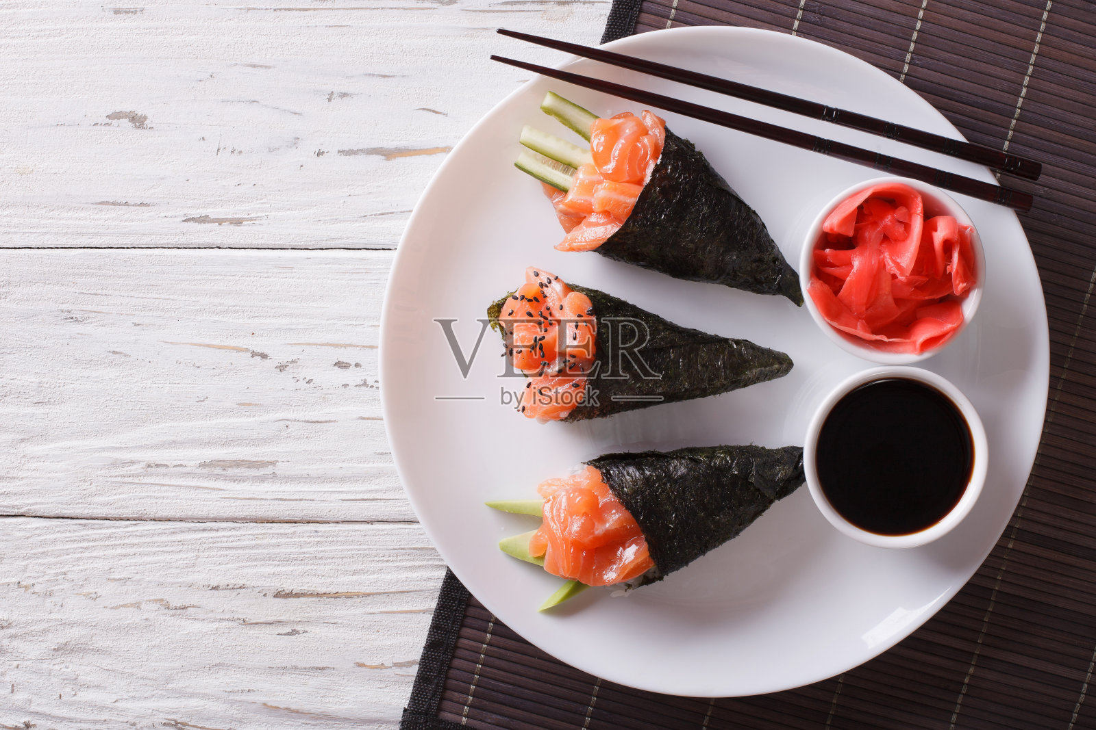 日本料理:三文鱼、淡寿司、生姜和酱汁。水平的俯视图照片摄影图片