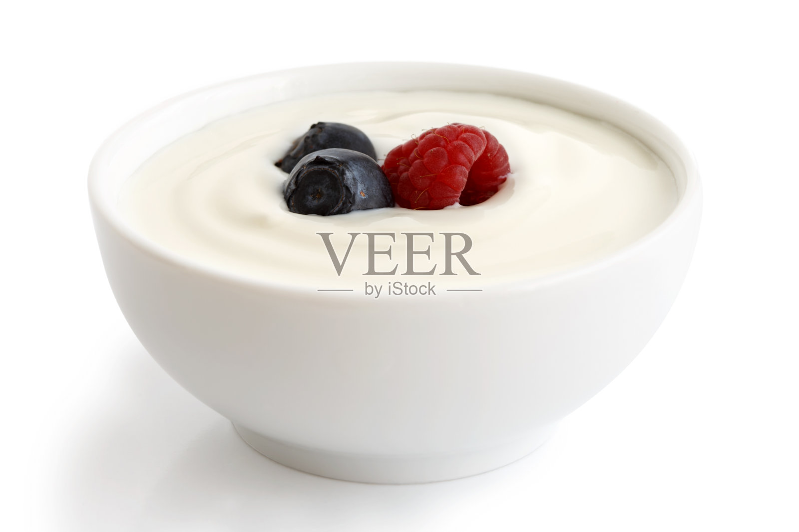 一碗白色的酸奶，里面有从白色的bac上分离出来的浆果照片摄影图片