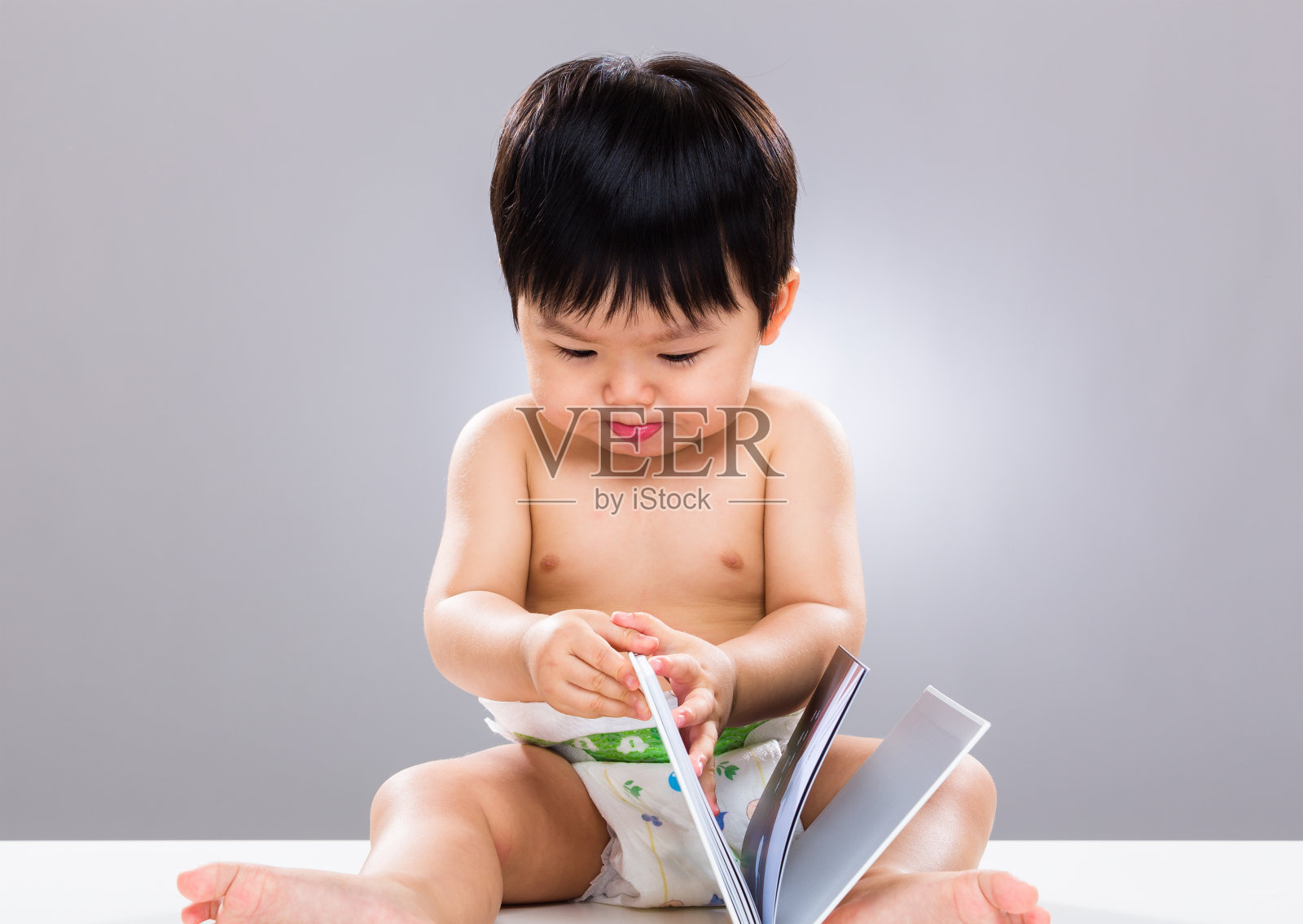 中国小孩看书照片摄影图片