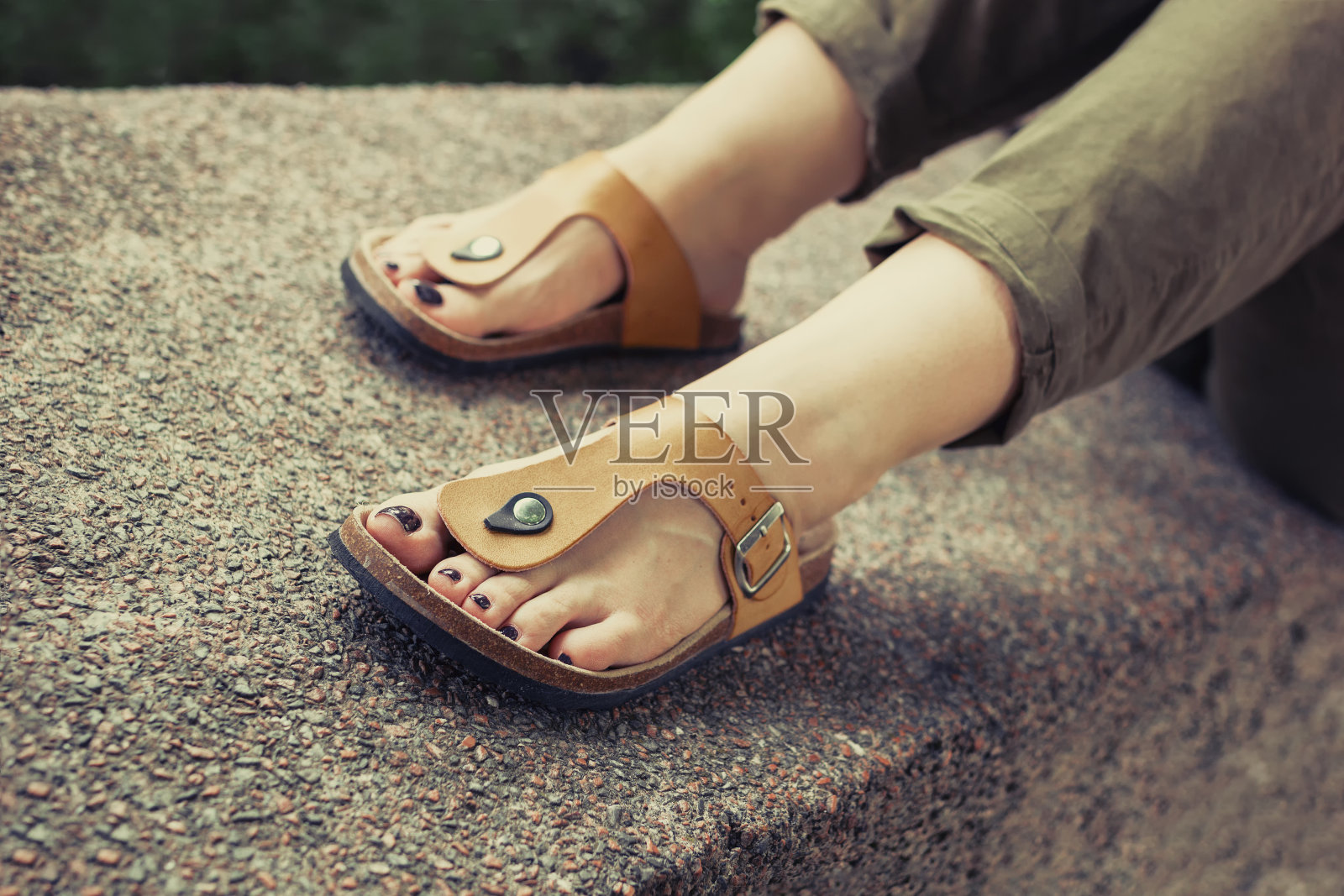 女人的脚在黄色时尚的夏季凉鞋照片摄影图片