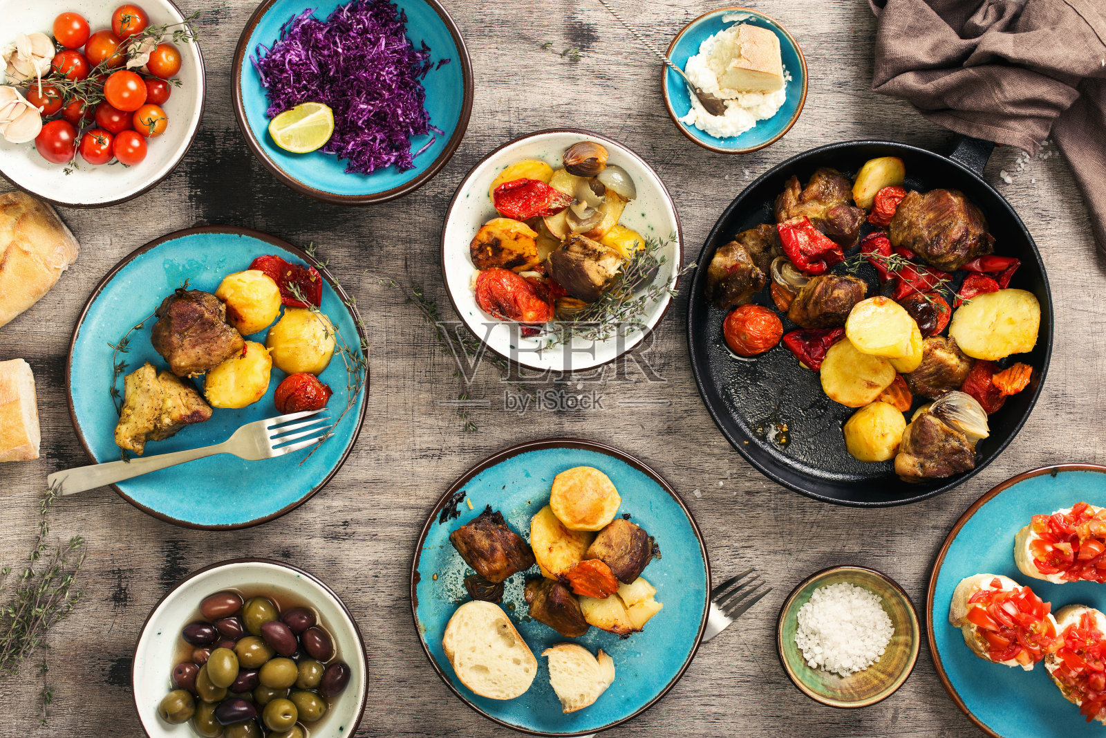 餐桌，炒肉配蔬菜，沙拉和开胃菜照片摄影图片