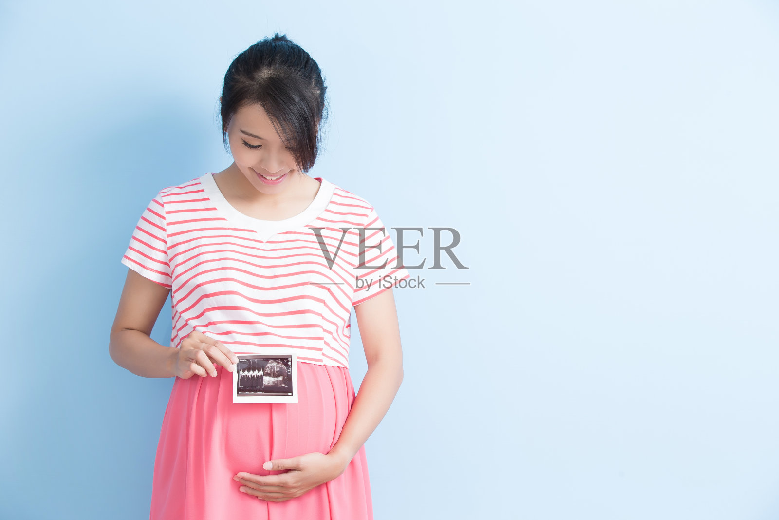 孕妇接受超声检查照片摄影图片