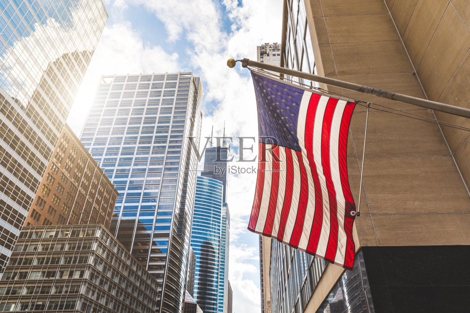 美国国旗在芝加哥，背景是摩天大楼照片摄影图片